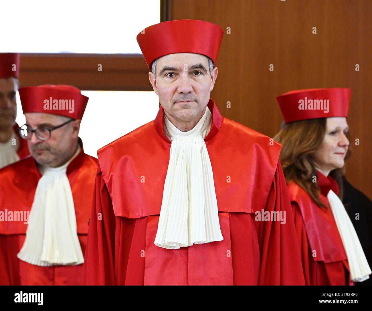 Karlsruhe, Deutschland. November 2023. Der erste Senat des Bundesverfassungsgerichts mit Heinrich Amadeus Wolff (l-r), Stephan Harbarth, Vorsitzender des Senats und Präsident des Gerichts, und Ines Härtel verkünden das Urteil über die Berichte für Legastheniker. Nach dem Urteil sind in der Regel Bemerkungen im Schulabschlusszeugnis über die Nichtbeurteilung einzelner Leistungen erforderlich. Quelle: Uli Deck/dpa/Alamy Live News Stockfoto