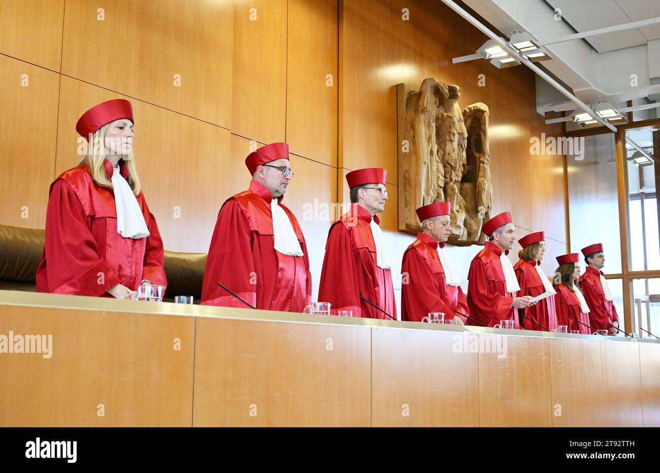 Karlsruhe, Deutschland. November 2023. Der erste Senat des Bundesverfassungsgerichts mit Miriam Meßling (l-r), Heinrich Amadeus Wolff, Henning Radtke, Josef Christ, Stephan Harbarth, Senatsvorsitzender und Präsident des Gerichtshofs, Yvonne Ott, Ines Härtel und Martin Eifert, verkünden das Urteil über den Bericht über Legastheniker. Nach dem Urteil sind in der Regel Bemerkungen im Schulabschlusszeugnis über die Nichtbeurteilung einzelner Leistungen erforderlich. Quelle: Uli Deck/dpa/Alamy Live News Stockfoto