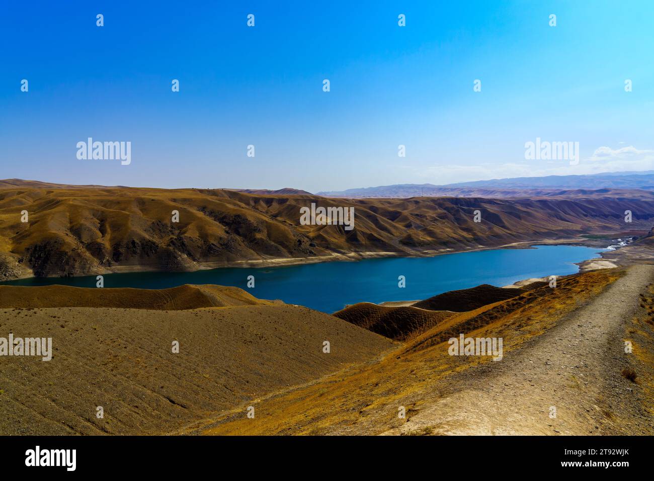 Ein verlassener Teil des Naturschutzgebiets Zaamin in Usbukistan an einem sonnigen Sommertag. Blick auf die Berge und den Stausee von oben. Stockfoto