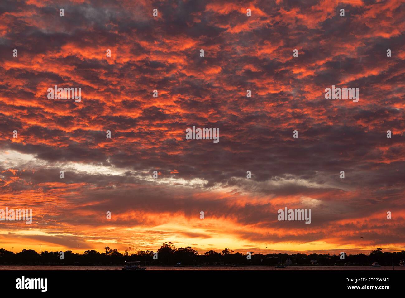 Fantastischer Sonnenuntergang über der Mandurah-Mündung in Western Australia. Stockfoto