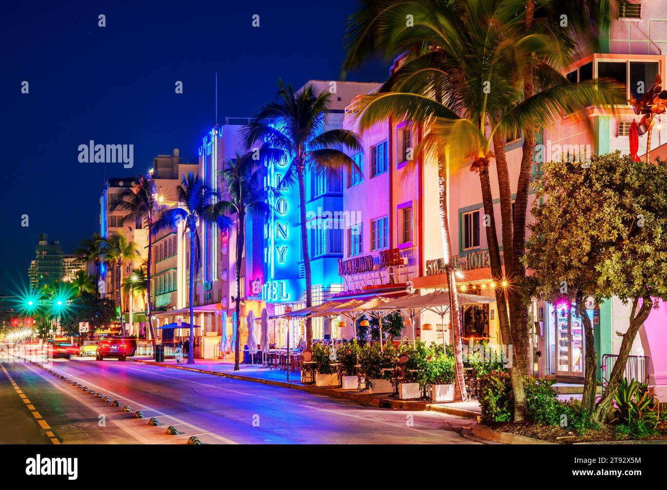 Art Deco District Ocean Drive in South Miami Beach bei Nacht beleuchtet, vor Sonnenaufgang Miami, Florida, USA Stockfoto