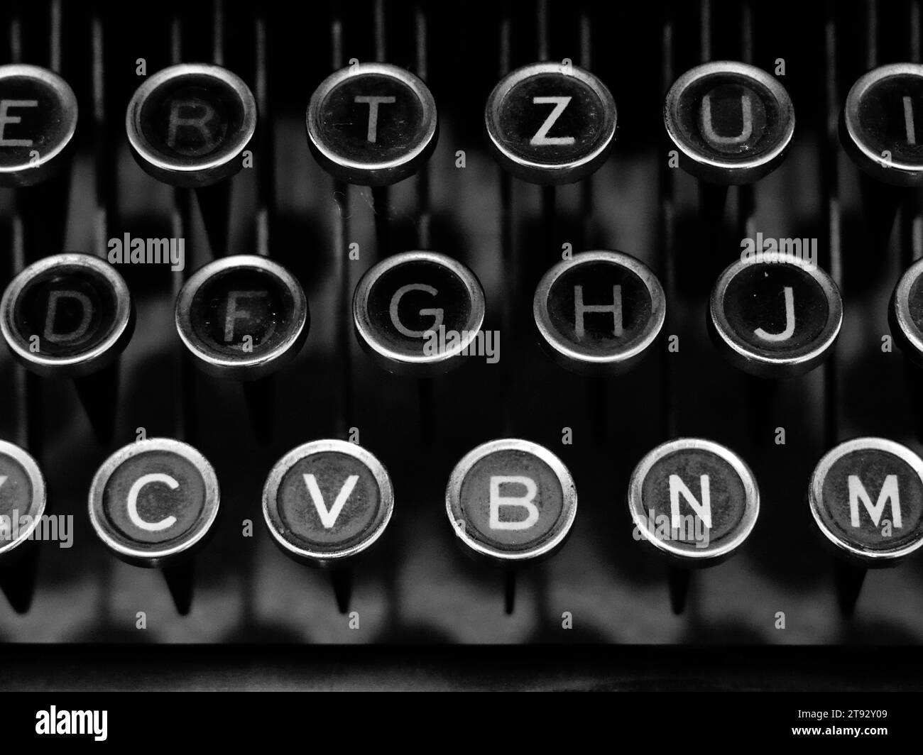 Eine Schwarzweißaufnahme der Tastatur einer antiken Schreibmaschine. Stockfoto