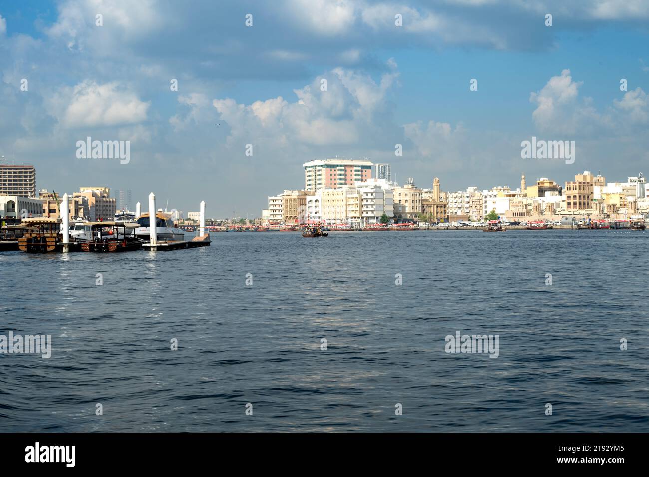 Malerischer Blick auf den Dubai Creek an einem bewölkten Tag Stockfoto