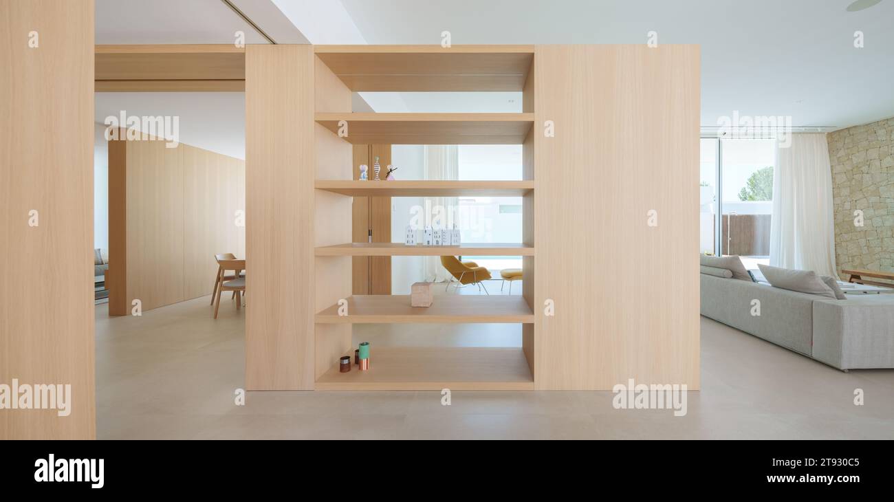 Ein luxuriöses Haus mit einem minimalistischen und weißen Pool und Gärten könnte ein zeitgenössisches und elegantes Design haben Stockfoto