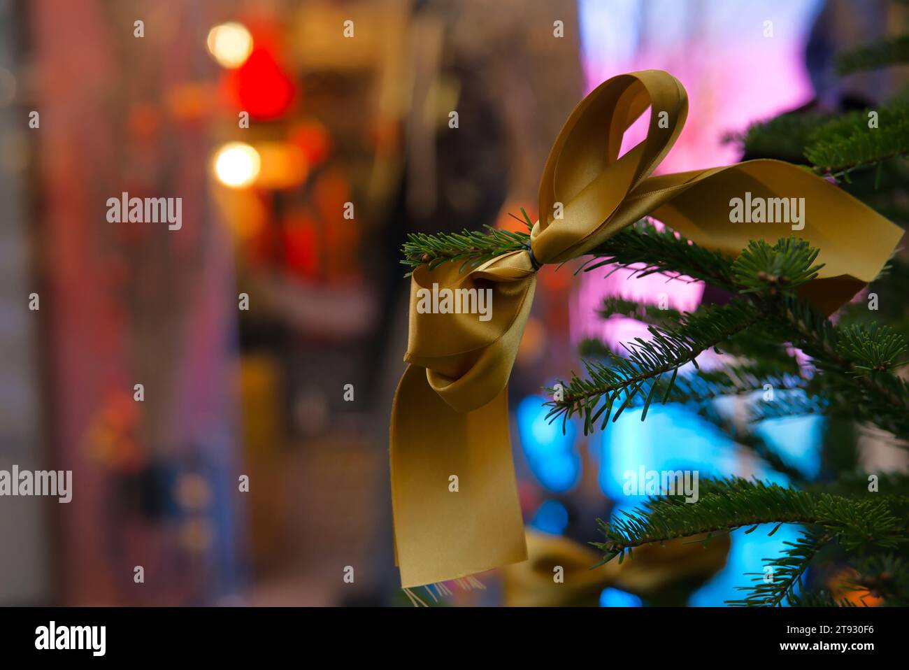 Mit diesem faszinierenden Bild mit einem goldenen Stoffband auf einem Tannenbaum-Zweig verschönern Sie Ihre Weihnachtseinkäufe und Weihnachtseinkäufe. Das b Stockfoto