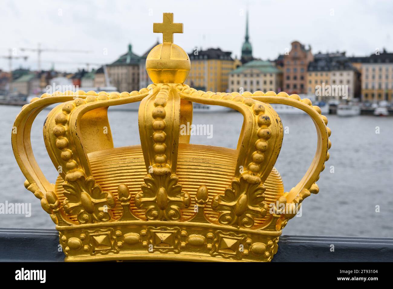 Stockholm, Schweden: Vergoldete Krone auf der Skeppsholmsbron-Brücke Stockfoto