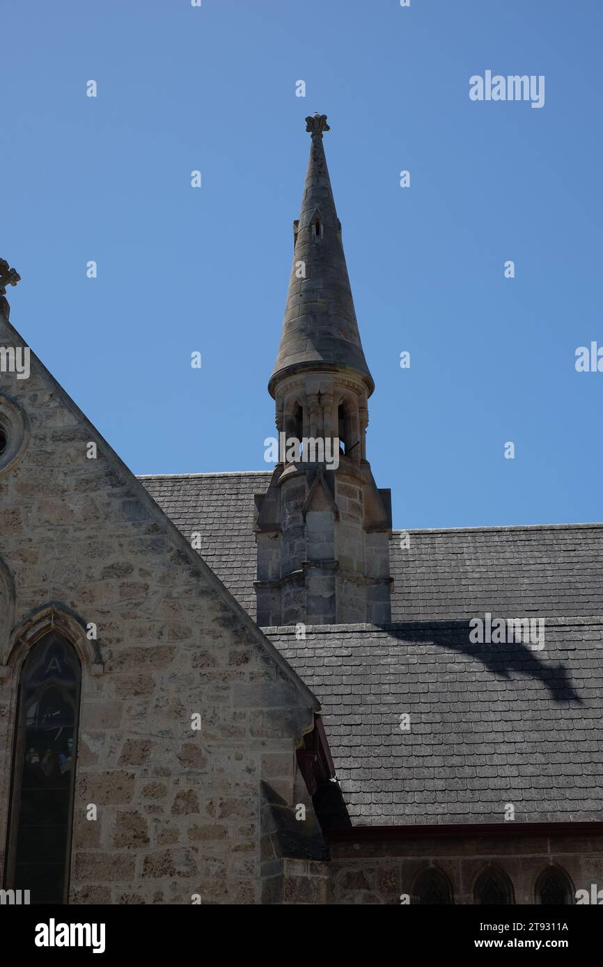 Kunstvoller, konischer Glockenturm aus Stein mit eingegliederten Säulen und Ei- und Dartgesims, St. John's Anglican Church 1882, Fremantle, Western Australia Stockfoto