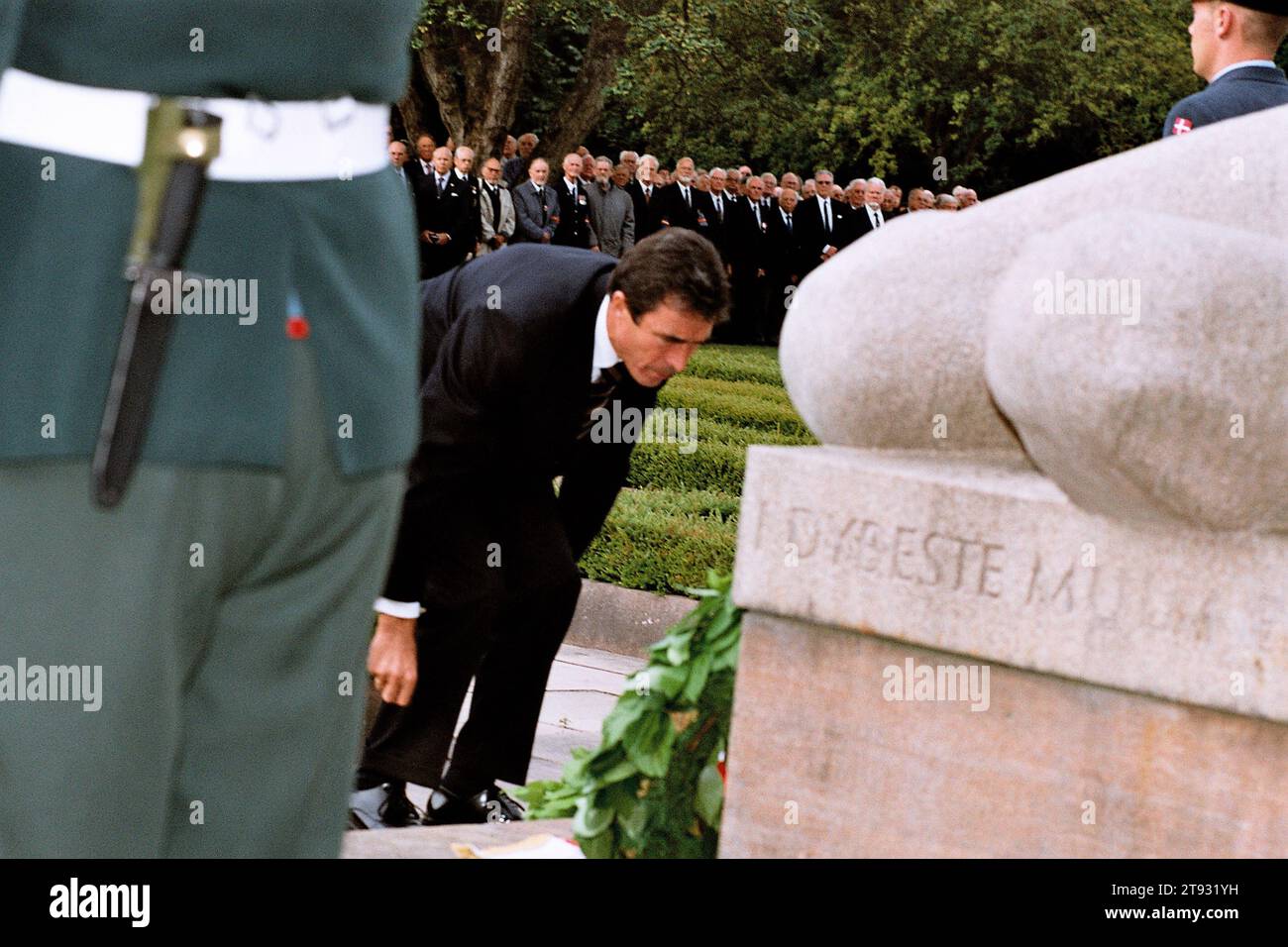 Kopenhagen, Dänemark /29 August 2003/.H.M.die dänische Königin Margrethe II. von Dänemark kompnay von dänischem Primeminister Andrs fogh Rasmussen legte Blumen auf dem Mindelund Friedhof des dänischen Widerstandes gegen Geermany Besetzung in der Welt 11 und 60 Jahre Cellebrate Jubiläum die lfe für Dänemark Widerstand gegen Geerman Okkuoationen Waffenruhe tood Platz in Mindelund Friedhof in Ryvang Hellerup Kopenhagen. Photo.Francis Joseph Dean/Dean Pictures Credit: Imago/Alamy Live News Stockfoto