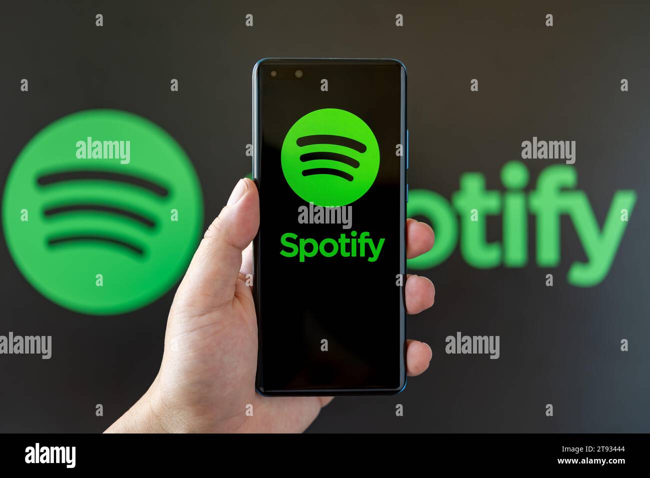 ZHONGSHAN China-Juli 6,2023: Hand hält ein Handy mit spotify-Logo in horizontaler Komposition. Stockfoto