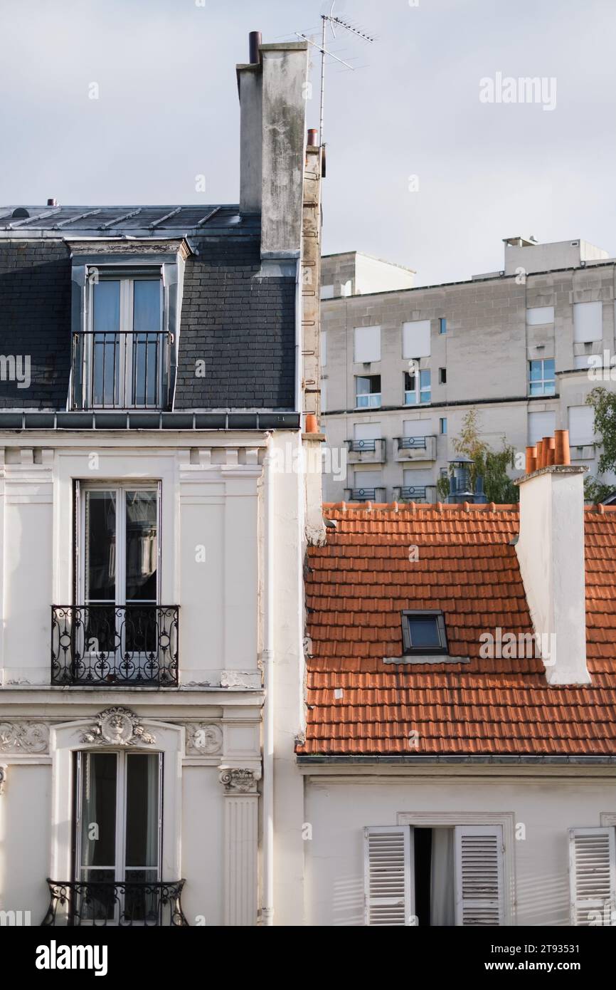 Blick von der Wohnung auf den Gebäudedächern in Paris im November 2023 Stockfoto