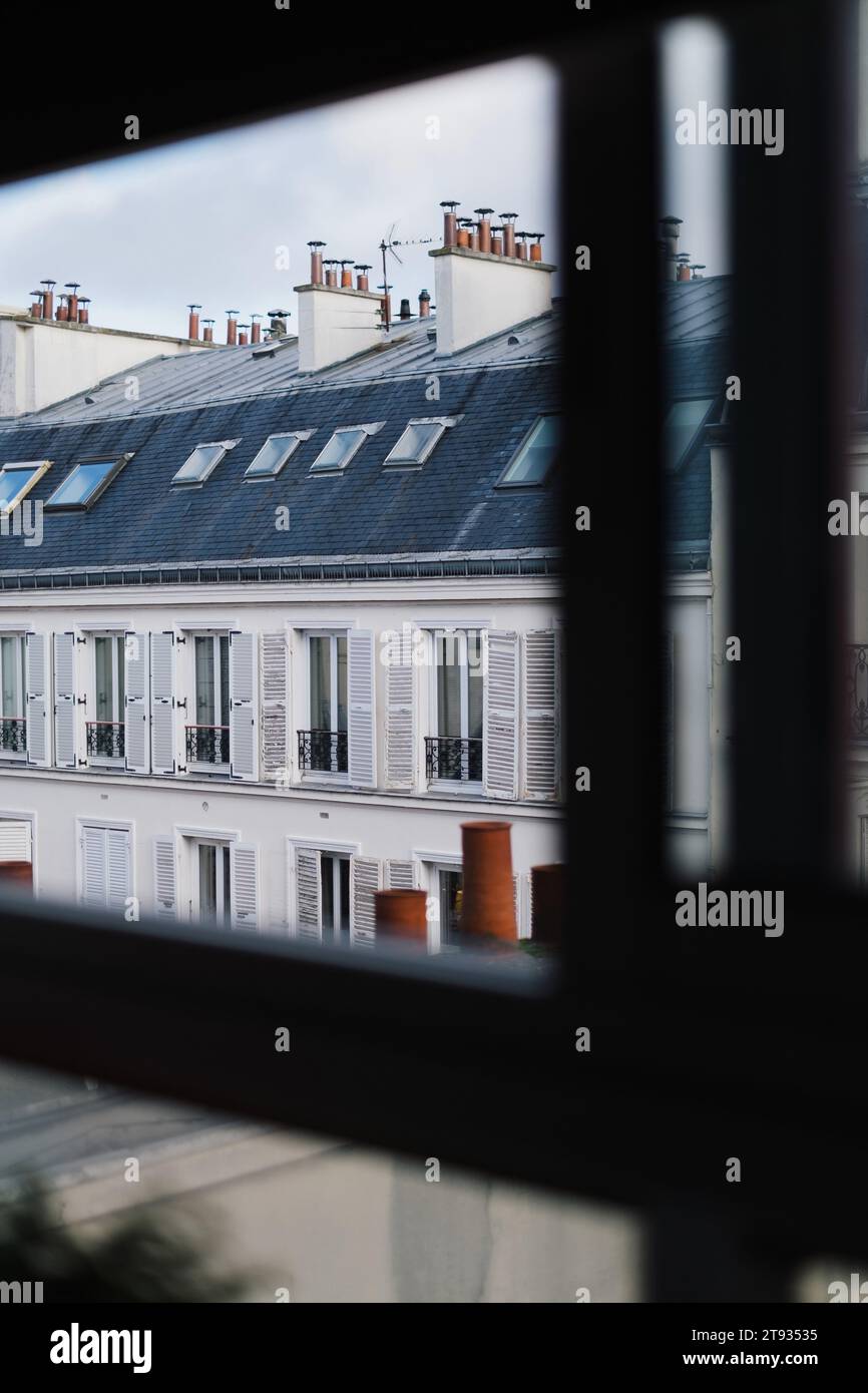Blick von der Wohnung auf den Gebäudedächern in Paris im November 2023 Stockfoto