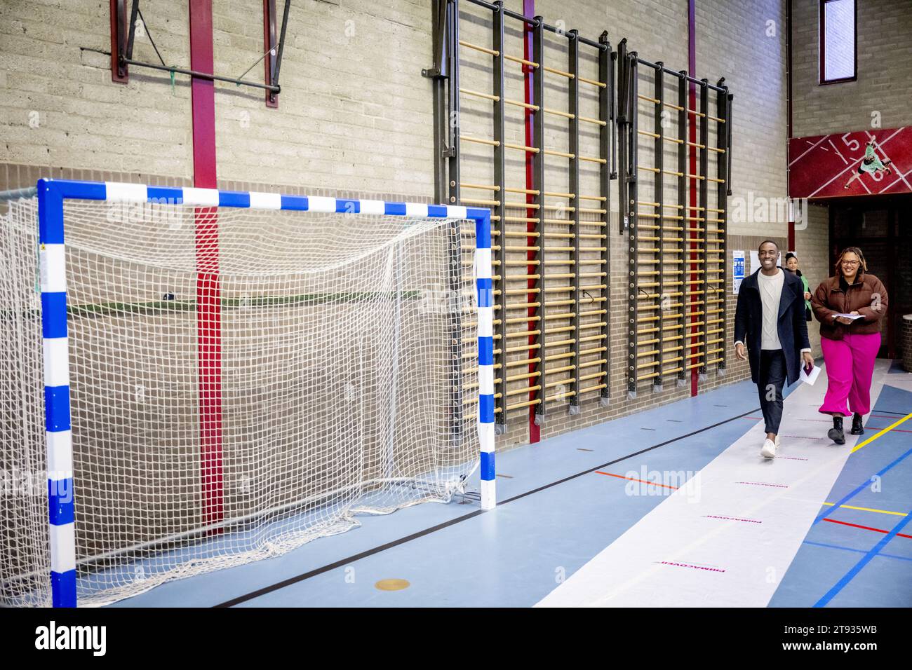 ROTTERDAM – der Vorsitzende der BIJ1-Partei Edson Olf gibt seine Stimme zusammen mit der zweiten Lisa McCray für die Wahl des Repräsentantenhauses ab. ANP ROBIN UTRECHT niederlande raus - belgien raus Stockfoto