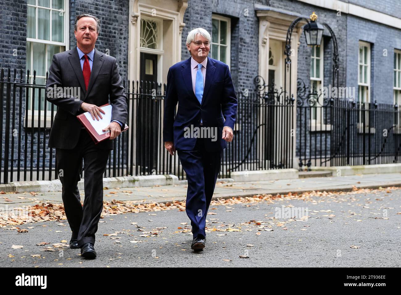 London, Großbritannien. November 2023. David Cameron, Außenminister und ehemaliger Premierminister, zusammen mit Andrew Mitchell, Parlamentarier, Staatsminister, Minister für Entwicklung im Amt für Auswärtige Angelegenheiten, Commonwealth und Entwicklung. Die Minister nehmen heute an der wöchentlichen Kabinettssitzung in der Downing Street Teil. Quelle: Imageplotter/Alamy Live News Stockfoto