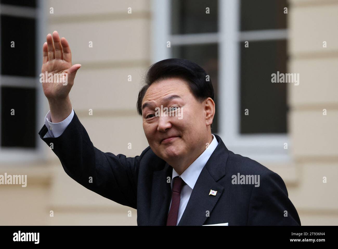 Der südkoreanische Präsident Yoon Suk Yeol verlässt die Royal Society in London am zweiten Tag seines Staatsbesuchs in Großbritannien. Bilddatum: Mittwoch, 22. November 2023. Stockfoto