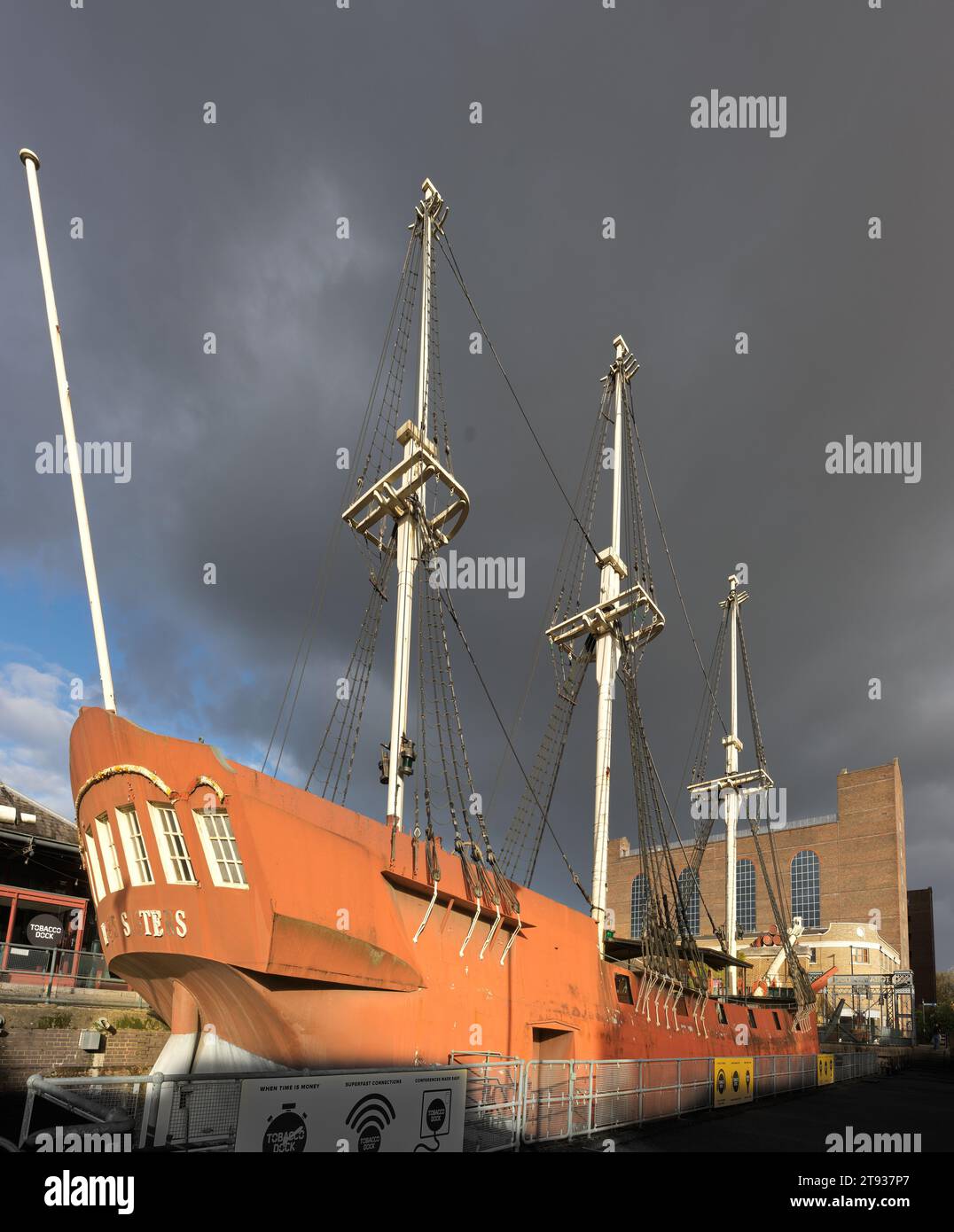 Three Sisters (Kopie eines amerikanischen Handelsschoners aus dem 18. Jahrhundert, der von den Briten während des Anglo-Amerikanischen Krieges gefangen genommen wurde), im Tobacco Dock, Wapping, L. Stockfoto
