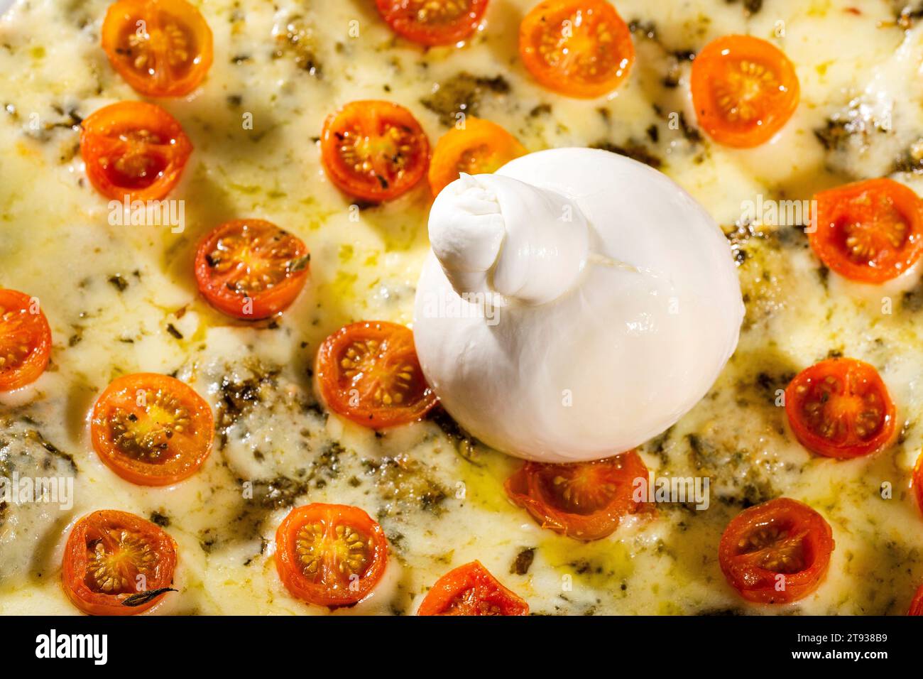 Frischer Käse Burrata auf Pizza serviert auf dem Tisch Stockfoto