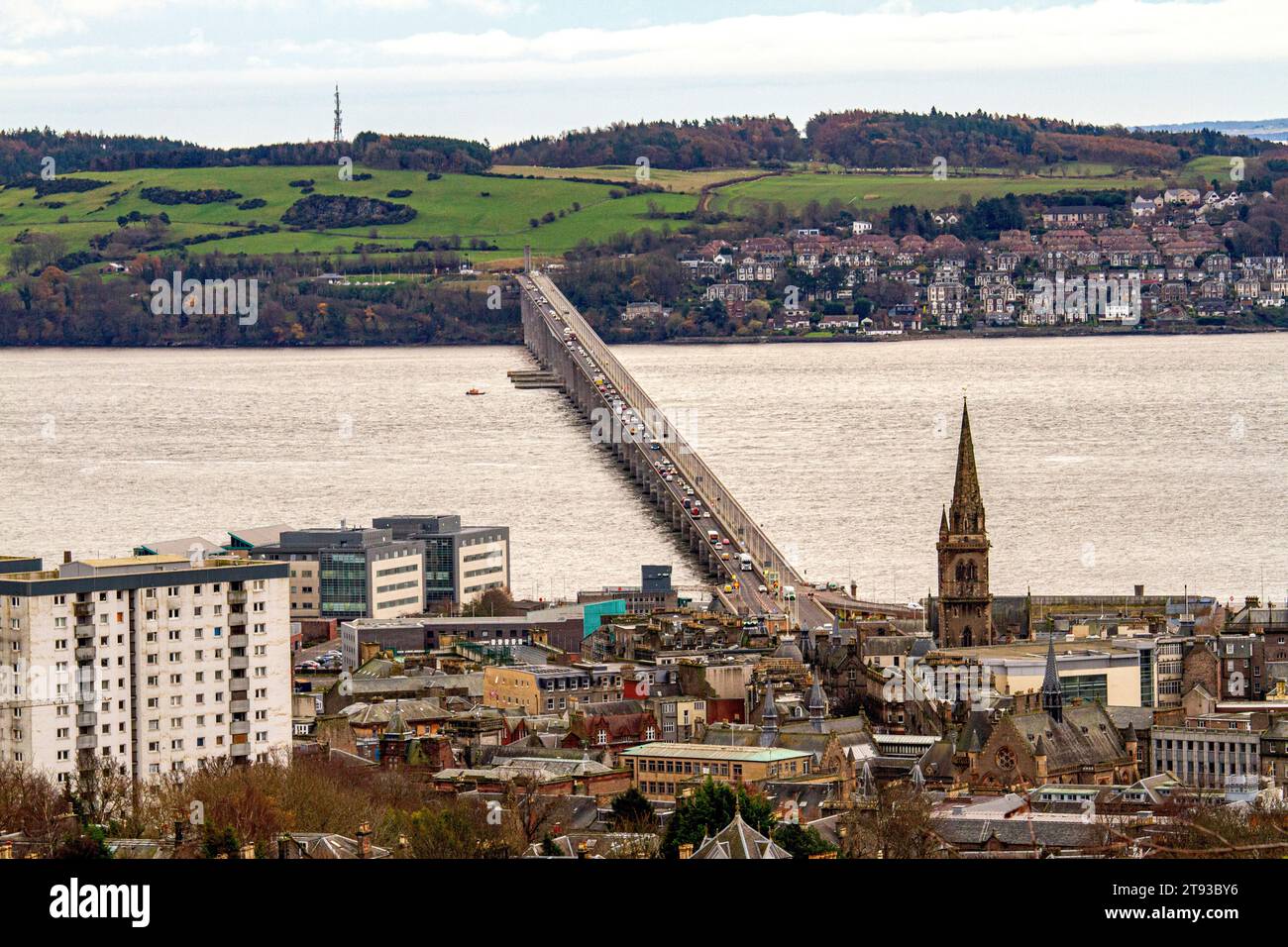 Dundee, Tayside, Schottland, Großbritannien. November 2023. Wetter in Großbritannien: Das Wetter im Nordosten Schottlands ist im November mäßig und bewölkt, mit Höhen um 13°C. Dundee City, der Fluss Tay und die umliegenden Vororte in der schneearmen Winterlandschaft, aus Sicht des „Law“, dem höchsten Punkt und Wahrzeichen der Stadt. Quelle: Dundee Photographics/Alamy Live News Stockfoto