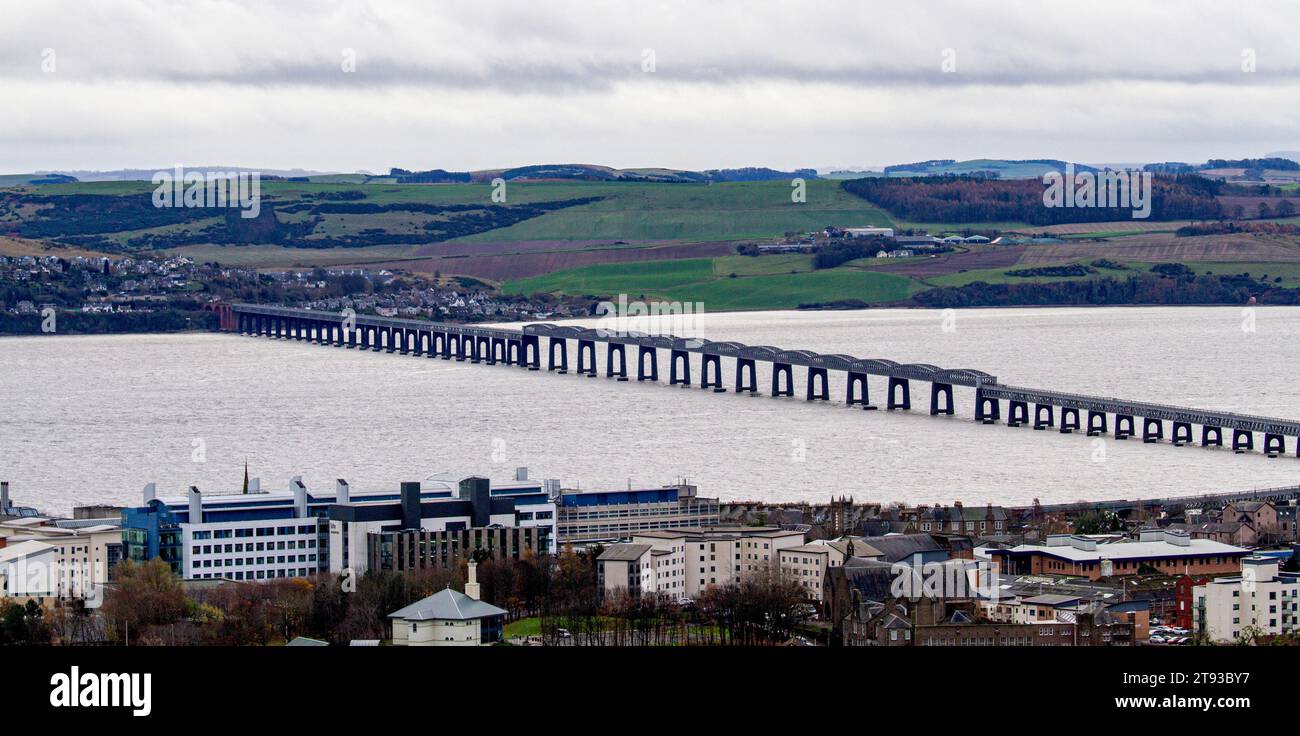 Dundee, Tayside, Schottland, Großbritannien. November 2023. Wetter in Großbritannien: Das Wetter im Nordosten Schottlands ist im November mäßig und bewölkt, mit Höhen um 13°C. Dundee City, der Fluss Tay und die umliegenden Vororte in der schneearmen Winterlandschaft, aus Sicht des „Law“, dem höchsten Punkt und Wahrzeichen der Stadt. Quelle: Dundee Photographics/Alamy Live News Stockfoto