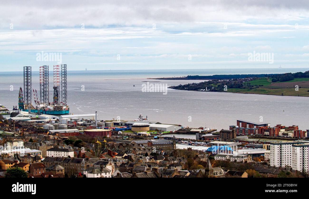 Dundee, Tayside, Schottland, Großbritannien. November 2023. Wetter in Großbritannien: Das Wetter im Nordosten Schottlands ist im November mäßig und bewölkt, mit Höhen um 13°C. Dundee City, der Fluss Tay und die umliegenden Vororte in der schneearmen Winterlandschaft, aus Sicht des „Law“, dem höchsten Punkt und Wahrzeichen der Stadt. Quelle: Dundee Photographics/Alamy Live News Stockfoto