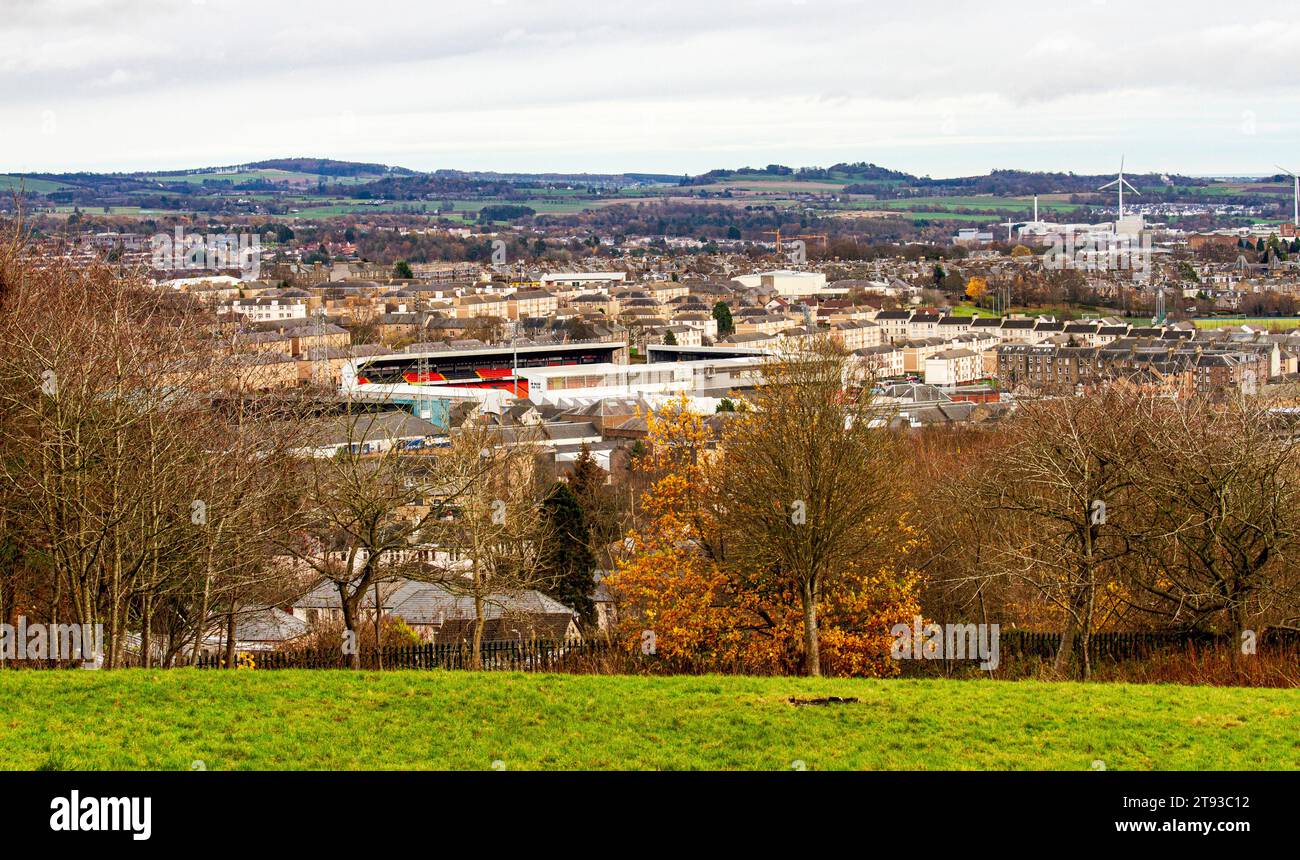 Dundee, Tayside, Schottland, Großbritannien. November 2023. Wetter in Großbritannien: Das Wetter im Nordosten Schottlands ist im November mäßig und bewölkt, mit Höhen um 13°C. Dundee City, der Fluss Tay und die umliegenden Vororte in der schneearmen Winterlandschaft, aus Sicht des „Law“, dem höchsten Punkt und Wahrzeichen der Stadt. Quelle: Dundee Photographics/Alamy Live News Stockfoto