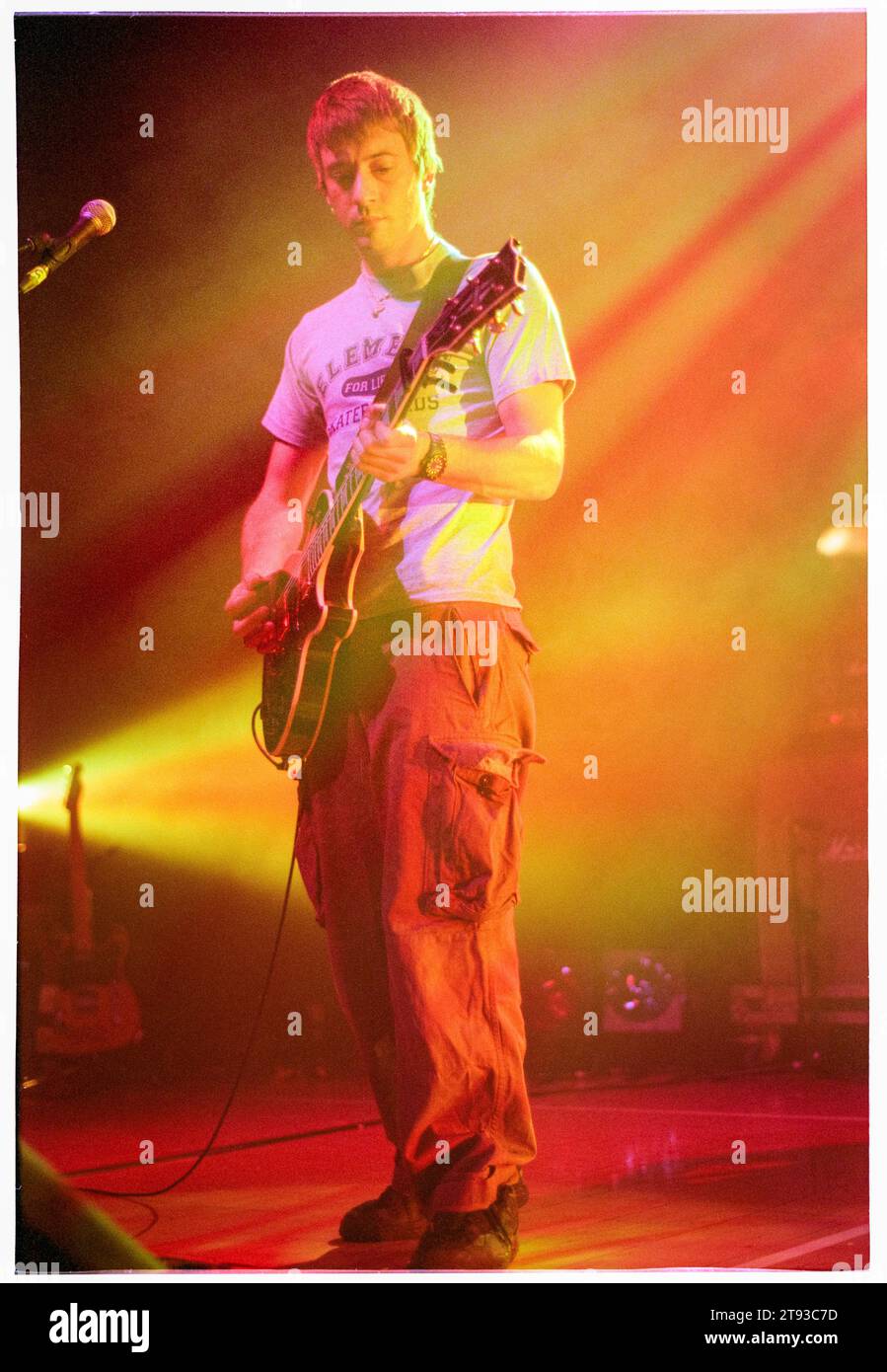 GRAHAM COXON, BLUR, 1999: Gitarrist Graham Coxon auf der Eröffnungsnacht von Blur auf ihrer kurzen Millennium Celebration Singles Night Tour im Newport Centre in Wales, Großbritannien am 4. Dezember 1999. Foto: Rob Watkins. Auf dieser Tour spielte die legendäre Britpop-Band nur eine Handvoll kleiner Veranstaltungsdaten und das Set bestand aus all ihren Singles, die in chronologischer Reihenfolge gespielt wurden. In Newport bedauerte die Band, Country House und Charmless man spielen zu müssen! Stockfoto