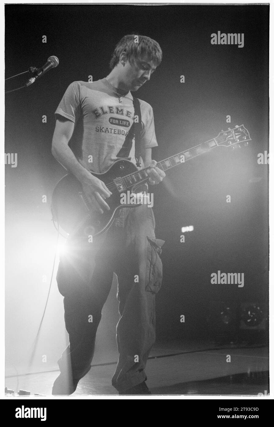 GRAHAM COXON, BLUR, 1999: Gitarrist Graham Coxon auf der Eröffnungsnacht von Blur auf ihrer kurzen Millennium Celebration Singles Night Tour im Newport Centre in Wales, Großbritannien am 4. Dezember 1999. Foto: Rob Watkins. Auf dieser Tour spielte die legendäre Britpop-Band nur eine Handvoll kleiner Veranstaltungsdaten und das Set bestand aus all ihren Singles, die in chronologischer Reihenfolge gespielt wurden. In Newport bedauerte die Band, Country House und Charmless man spielen zu müssen! Stockfoto