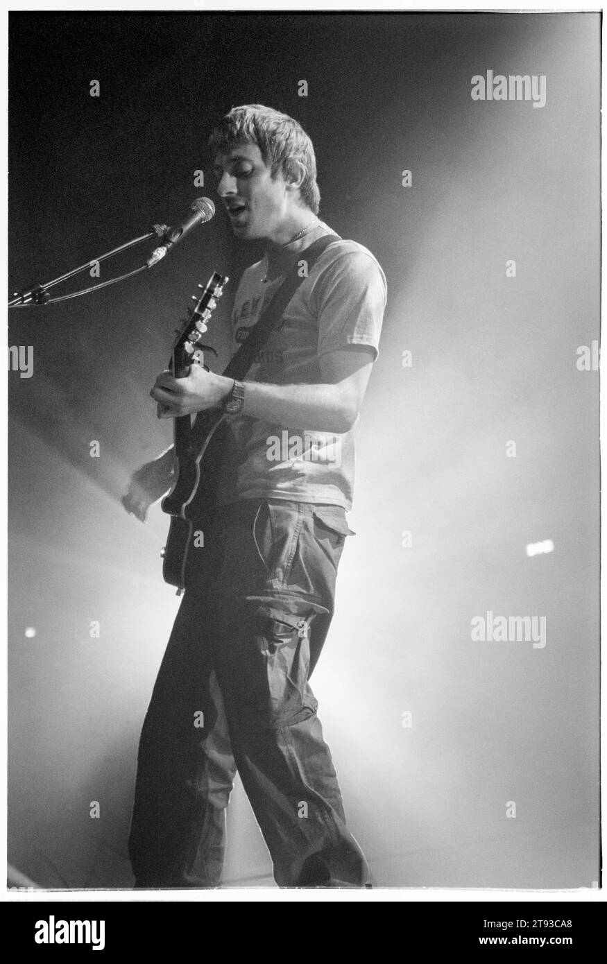 GRAHAM COXON, BLUR, 1999: Gitarrist Graham Coxon auf der Eröffnungsnacht von Blur auf ihrer kurzen Millennium Celebration Singles Night Tour im Newport Centre in Wales, Großbritannien am 4. Dezember 1999. Foto: Rob Watkins. Auf dieser Tour spielte die legendäre Britpop-Band nur eine Handvoll kleiner Veranstaltungsdaten und das Set bestand aus all ihren Singles, die in chronologischer Reihenfolge gespielt wurden. In Newport bedauerte die Band, Country House und Charmless man spielen zu müssen! Stockfoto GRAHAM COXON, BLUR, 1999: Gitarrist Graham Coxon auf der Eröffnungsnacht von Blur auf ihrer kurzen Millennium Celebration Singles Night Tour im Newport Centre in Wales, Großbritannien am 4. Dezember 1999. Foto: Rob Watkins. Auf dieser Tour spielte die legendäre Britpop-Band nur eine Handvoll kleiner Veranstaltungsdaten und das Set bestand aus all ihren Singles, die in chronologischer Reihenfolge gespielt wurden. In Newport bedauerte die Band, Country House und Charmless man spielen zu müssen! Stockfoto
