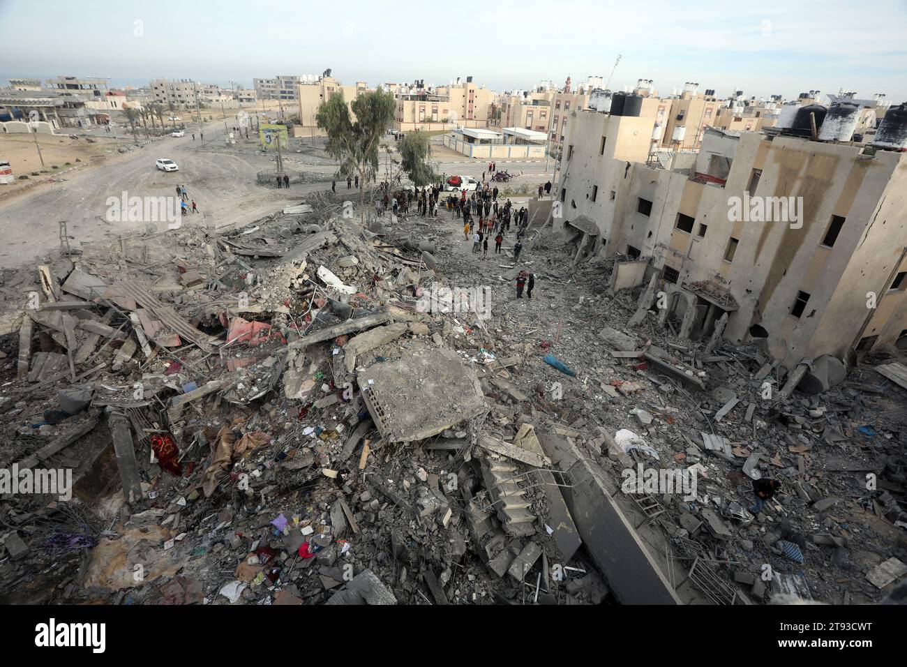 Rafah, Gaza. November 2023. Palästinenser kontrollieren die Trümmer ...