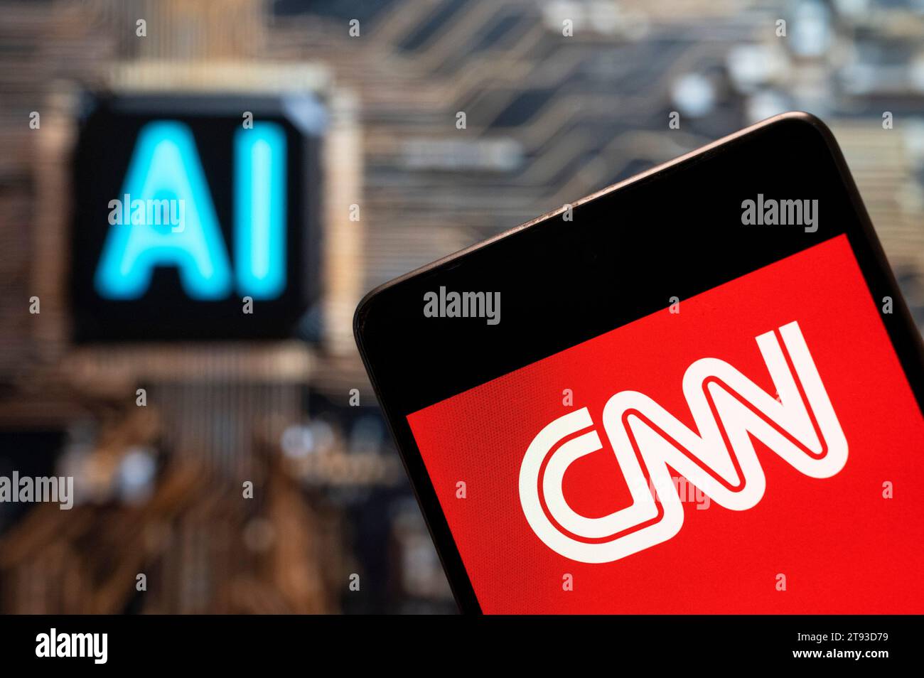China. November 2023. In dieser Fotoabbildung wird das CNN-Logo des amerikanischen Pay-TV-Kanals auf einem Smartphone mit einem KI-Chip und einem Symbol im Hintergrund angezeigt. Quelle: SOPA Images Limited/Alamy Live News Stockfoto