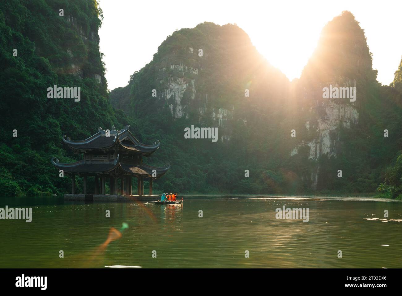 Ein Pavillon im Fluss in Trang an, Ninh Bing, Vietnam Stockfoto