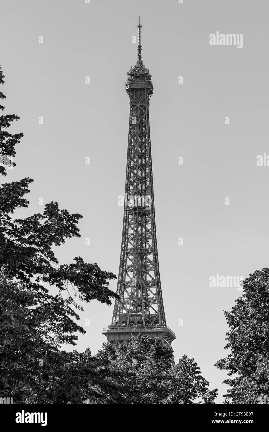 Paris, Frankreich - 8. Oktober 2023 : Panoramablick auf den atemberaubenden Eiffelturm von Paris Frankreich in Schwarz-weiß Stockfoto