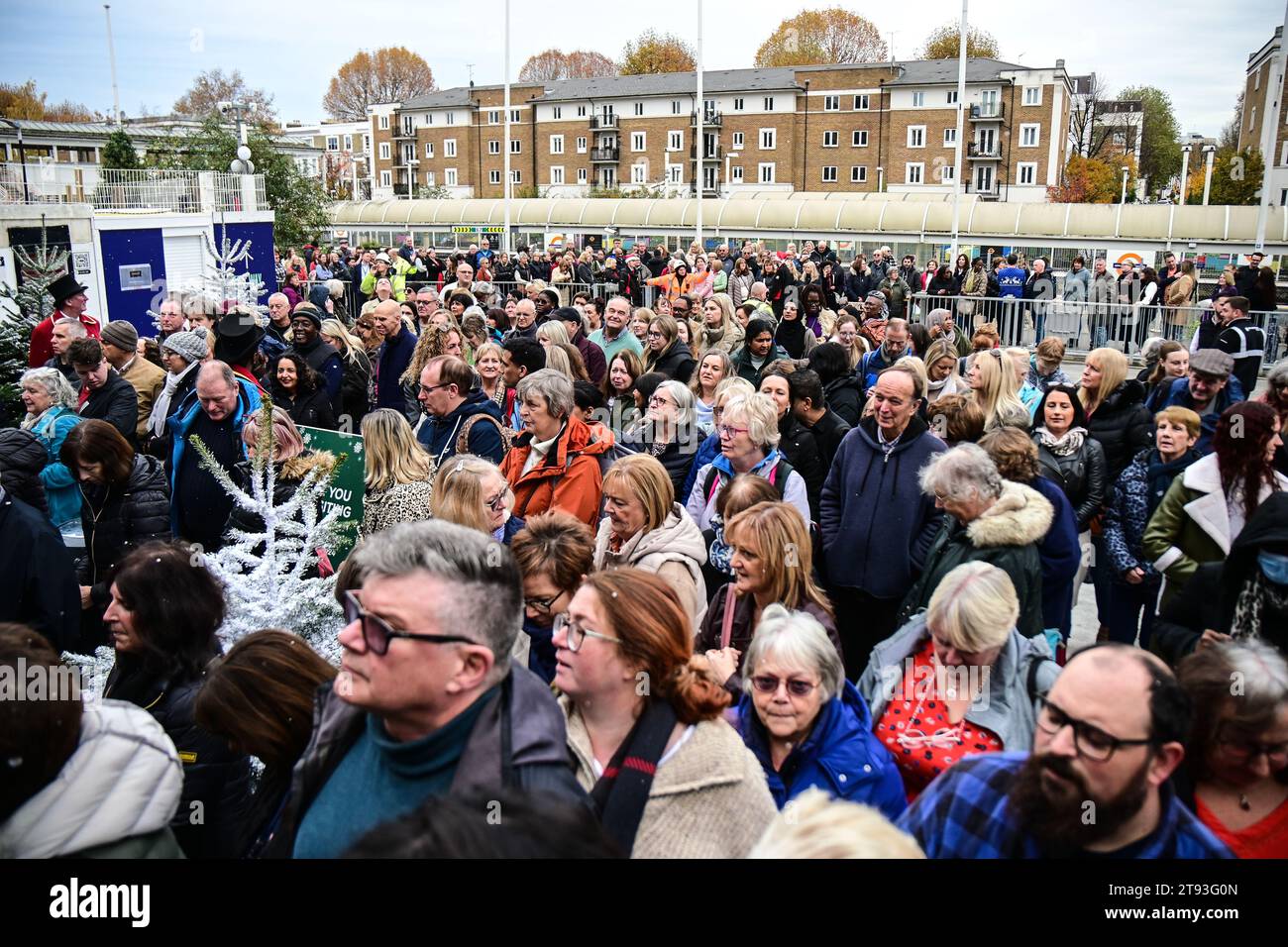 London, Großbritannien. November 2023. Hunderte von Menschen sind am Eröffnungstag der ideal Home Show Christmas in Olympia London, London, Großbritannien, gepackt. Quelle: Siehe Li/Picture Capital/Alamy Live News Stockfoto