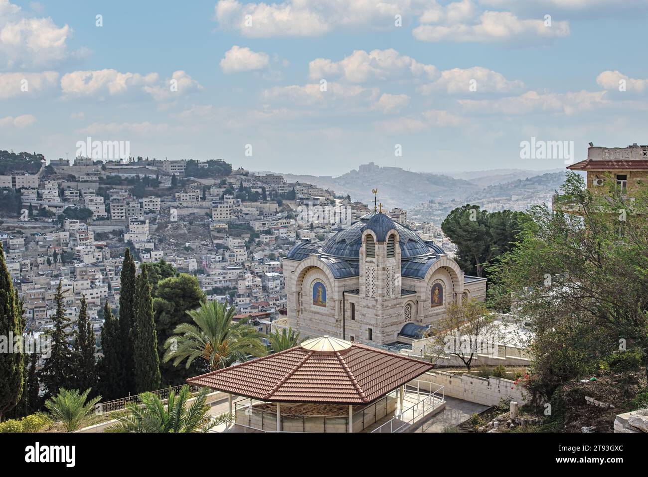 Kirche St. Peter in Gallicantu vor dem Hintergrund armer Stadtteile in Jerusalem. Israel. Stockfoto