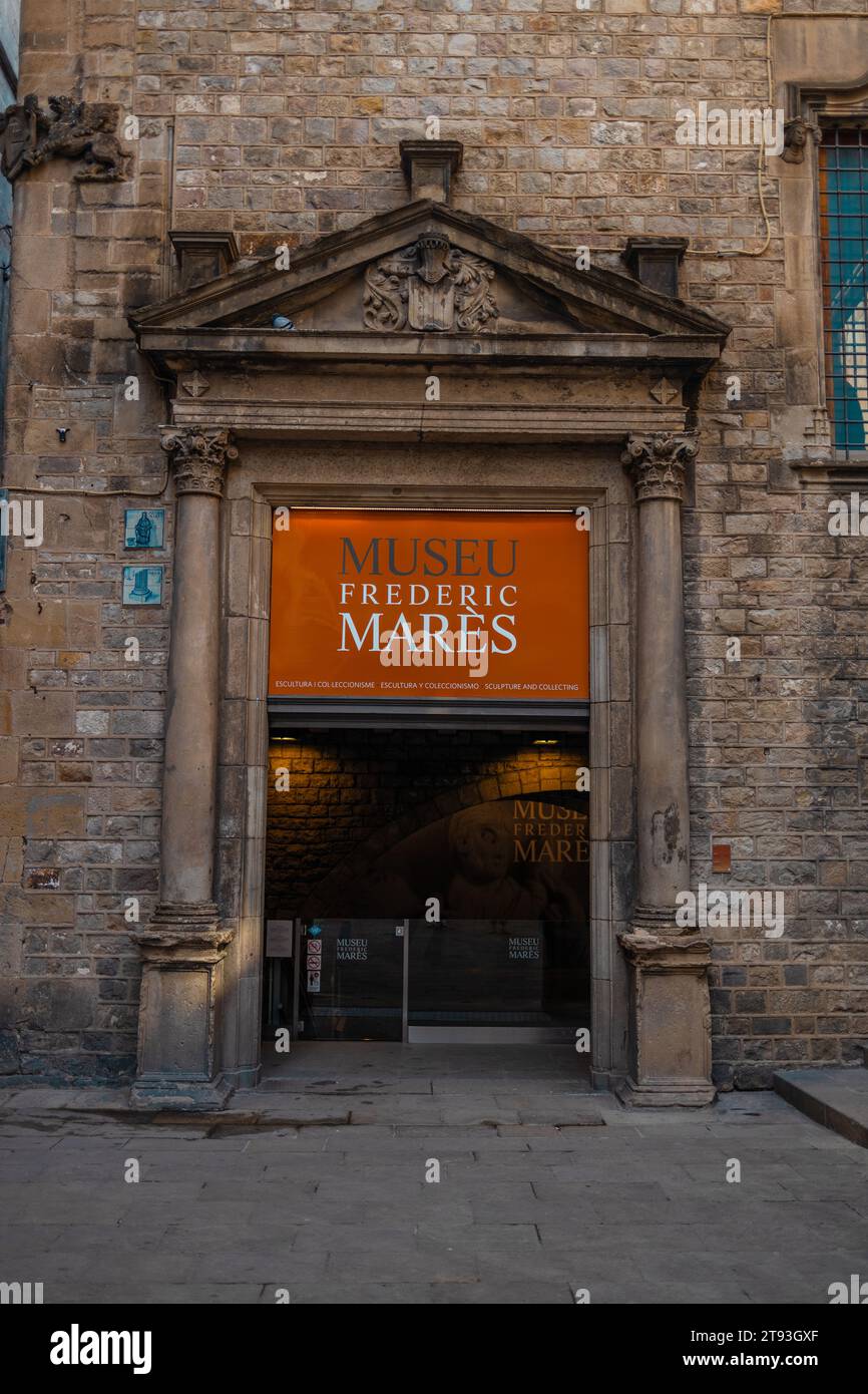 Barcelona, Spanien - Oktober 2023: Blick auf das Museu Frederic Mares (MFM), ein Kunst- und Skulpturenmuseum in der Nähe der gotischen Kathedrale in Barcelona Stockfoto