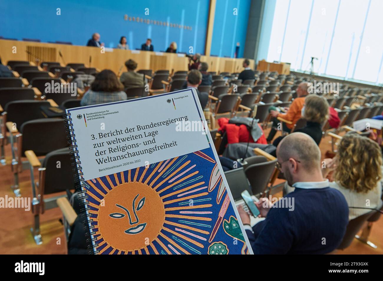 3. Bericht der Bundesregierung zur weltweiten Lage der Religions- und Weltanschauungsfreiheit in Berlin am 22.11.2023. Die Bundesregierung wird sich für die Religionsfreiheit von indigenen Voelkern einsetzen. Siehe epd-Meldung vom 22.11.2023 NUR REDAKTIONELLE VERWENDUNG *** 3 Bericht der Bundesregierung zur globalen Lage der Religions- oder Weltanschauungsfreiheit in Berlin am 22 11 2023 will der Bund mehr für die Religionsfreiheit indigener Völker tun siehe epd-Bericht vom 22 11 2023 EDITORIAL NUR Copyright VERWENDEN: epd-bild/ChristianxDitsch D23D1122BerichtReligionsfreiheit134121 Stockfoto