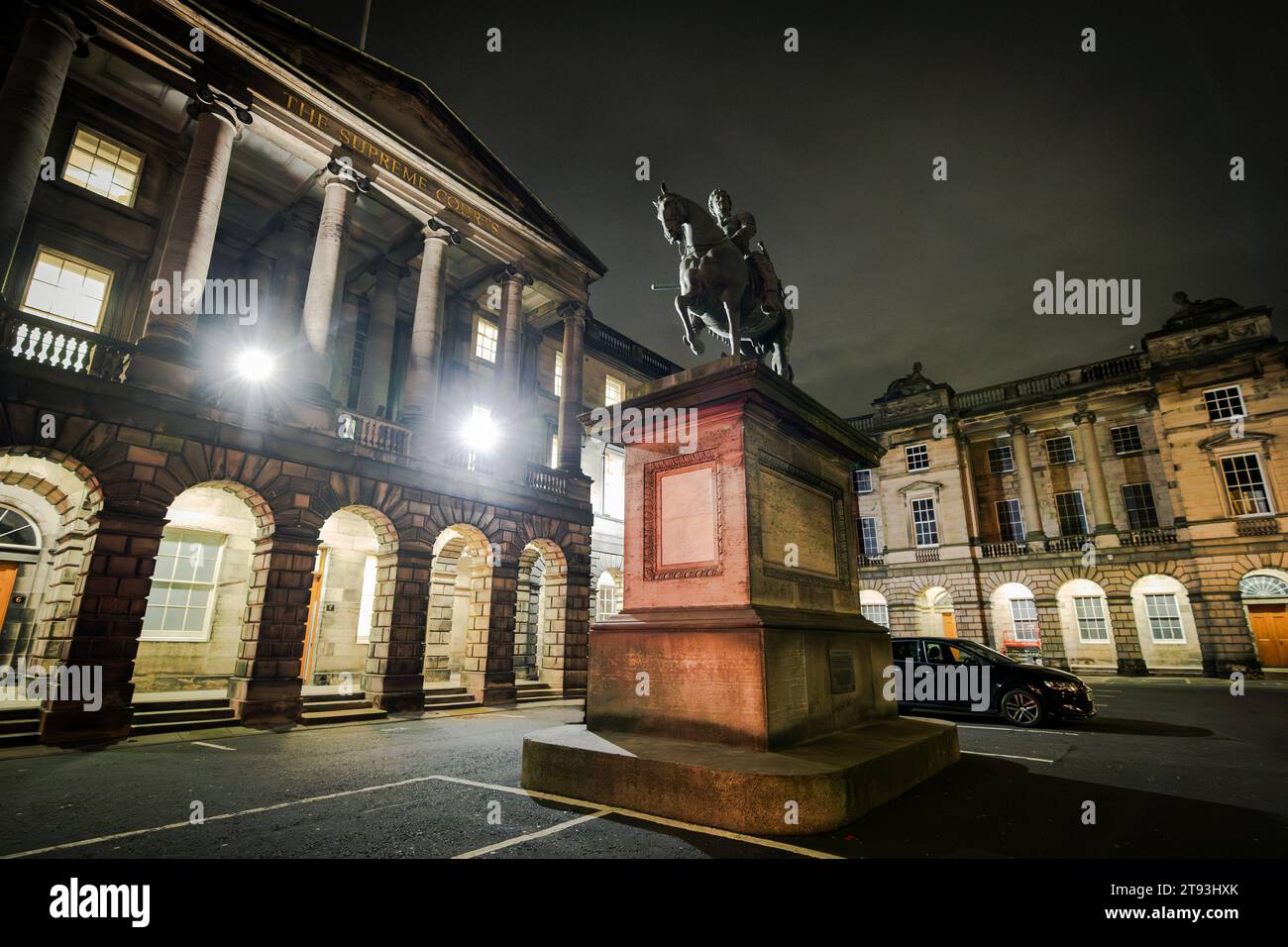 Nachtblick auf Court of Session und Supreme Courts auf Parliament Square Edinburgh, Schottland, Großbritannien Stockfoto