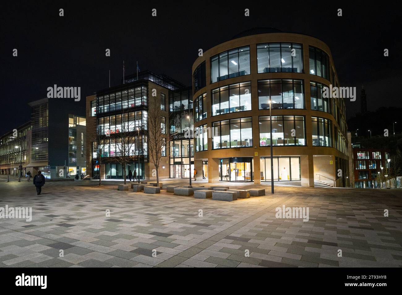 Nachtblick auf die Regierungsbüros von HM in Queen Elizabeth House Edinburgh, Schottland, Großbritannien Stockfoto