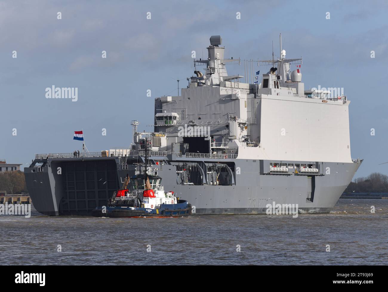 Das riesige Kriegsschiff der Royal Netherlands Navy HNLMS Johan de Witt wurde durch die Themsbarriere bei Woolwich gefedert. Der Warsh Stockfoto