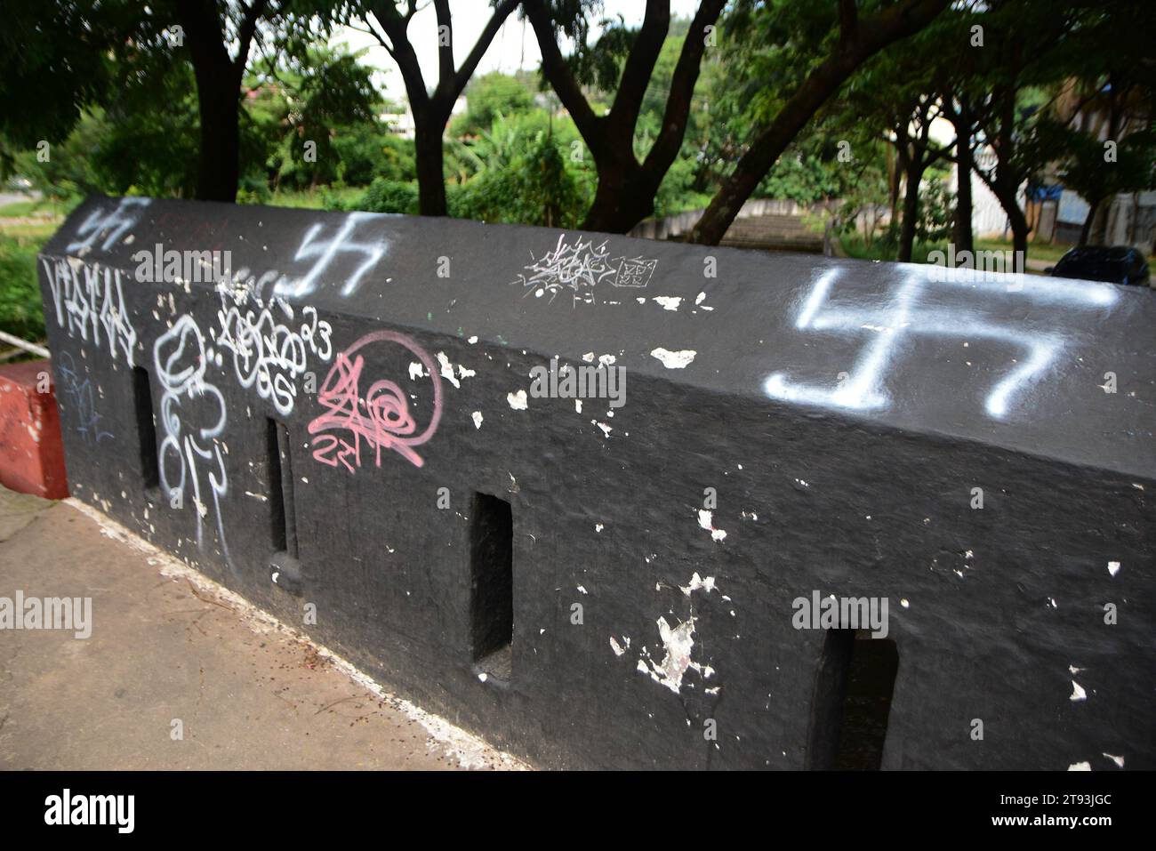 Polizeiauto mit Nazi-Hakenkreuz besprüht in Sao Paulo, Brasilien Stockfoto