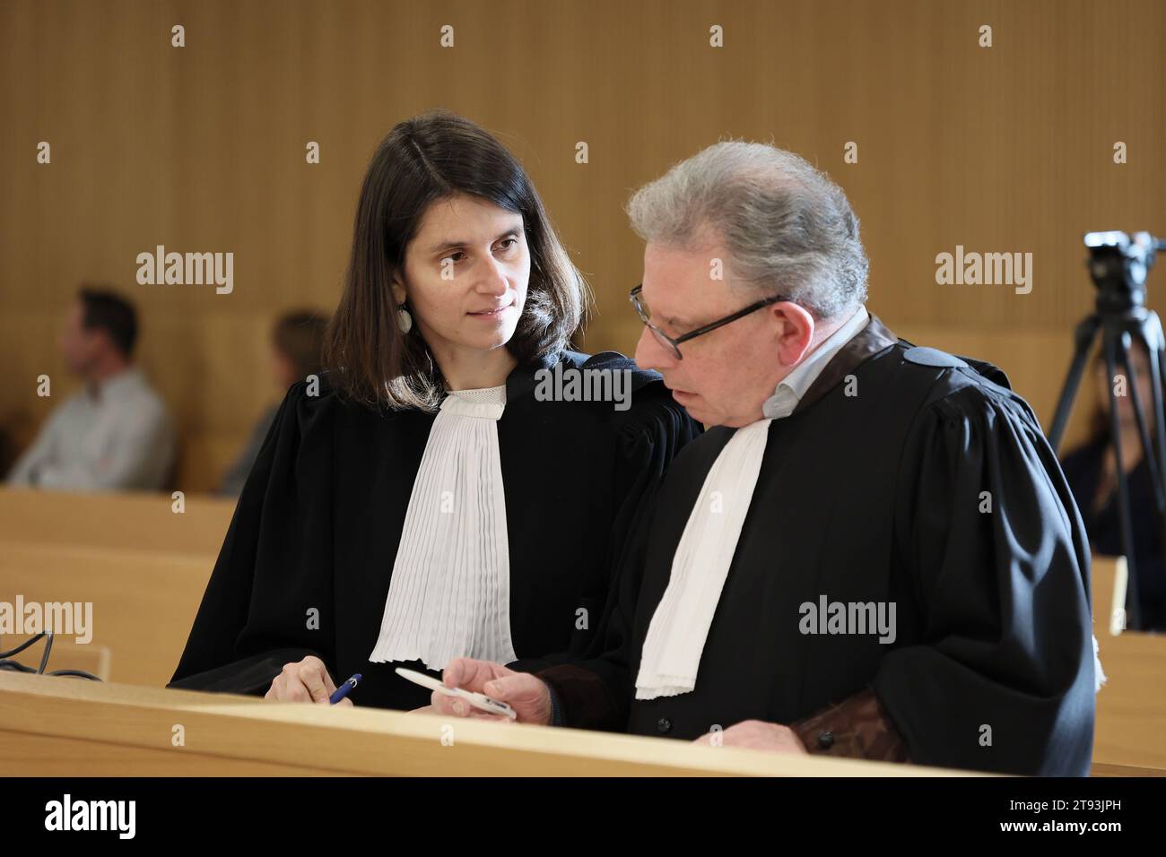 Judith Orban und Martin Orban, die während der Verfassungssitzung der Jury beim Assizes-Prozess gegen Omar Benchamsy vor dem Assizes-Gericht der Provinz Lüttich am Mittwoch, den 22. November 2023, dargestellt wurden. Benchamsy wird wegen zwei Mordes und fünf versuchten Mordes in einem Café in Eupen beschuldigt. BELGA FOTO BRUNO FAHY Stockfoto