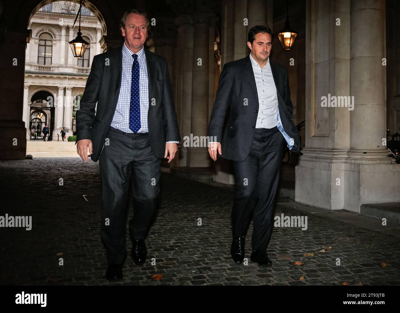 London, Großbritannien. November 2023. Alister Jack, Abgeordneter, Staatssekretär für Schottland, und Johnny Mercer, Abgeordneter, Staatsminister, Minister für Veteranenangelegenheiten im Kabinettsbüro. Die Minister nehmen heute an der wöchentlichen Kabinettssitzung in der Downing Street Teil. Quelle: Imageplotter/Alamy Live News Stockfoto