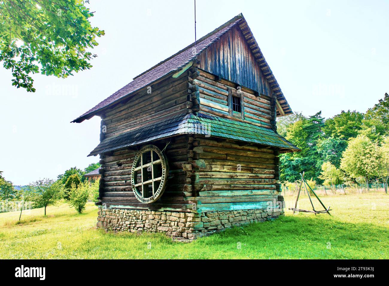 Eine alte Holzmühle in einem Bauernhof in Sanok, Polen. Stockfoto