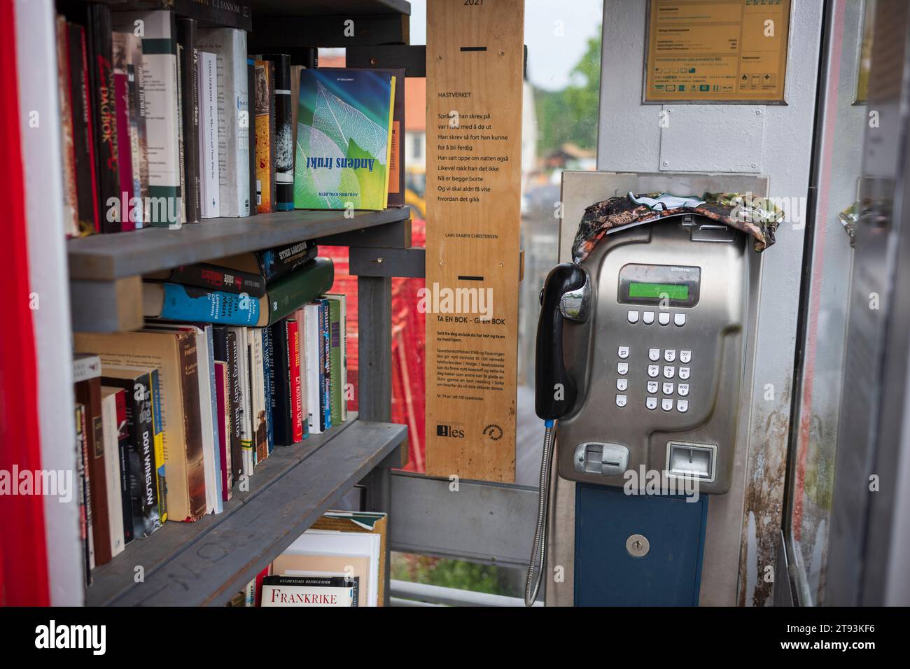 Oslo, Norwegen, 21. Juni 2023: Eine Telefonzelle dient als. Eine kleine freie Bibliothek in der Nähe des Wikingerschiffsmuseums, die hier während einer bewölkten Summe gezeigt wird Stockfoto
