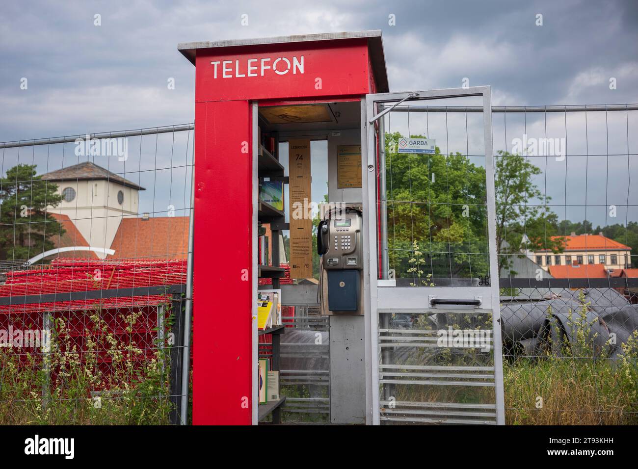 Oslo, Norwegen, 21. Juni 2023: Eine Telefonzelle dient als. Eine kleine freie Bibliothek in der Nähe des Wikingerschiffsmuseums, die hier während einer bewölkten Summe gezeigt wird Stockfoto