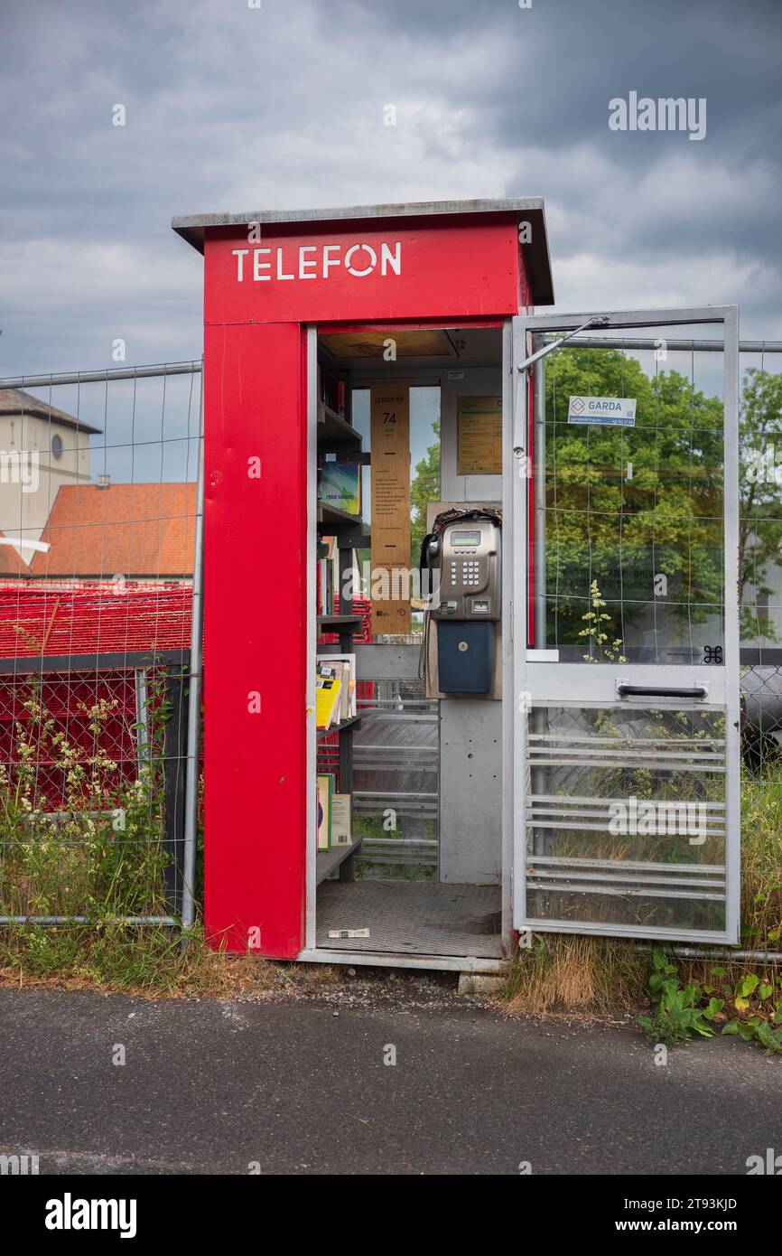 Oslo, Norwegen, 21. Juni 2023: Eine Telefonzelle dient als. Eine kleine freie Bibliothek in der Nähe des Wikingerschiffsmuseums, die hier während einer bewölkten Summe gezeigt wird Stockfoto