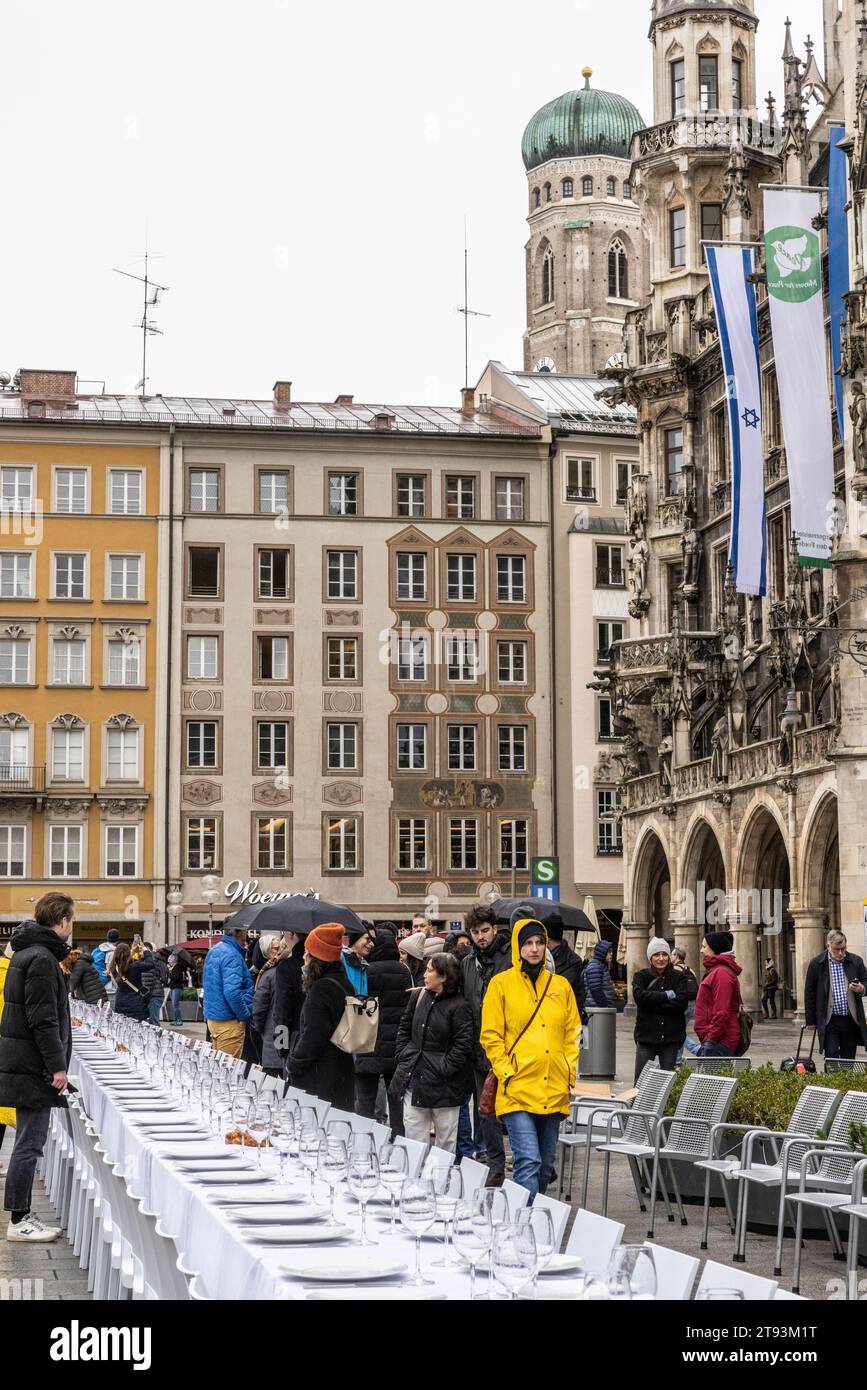 Leerer Shabbat-Tisch auf dem Marienplatz in München, Deutschland zur Unterstützung der von der Hamas als Geisel genommenen Israelis Stockfoto