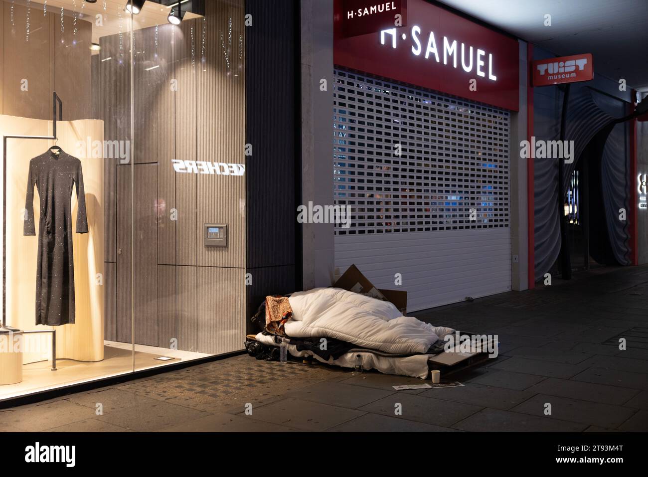 Obdachlose schlafen auf dem Bürgersteig vor Ladenketten an der Oxford Street, London, England Stockfoto