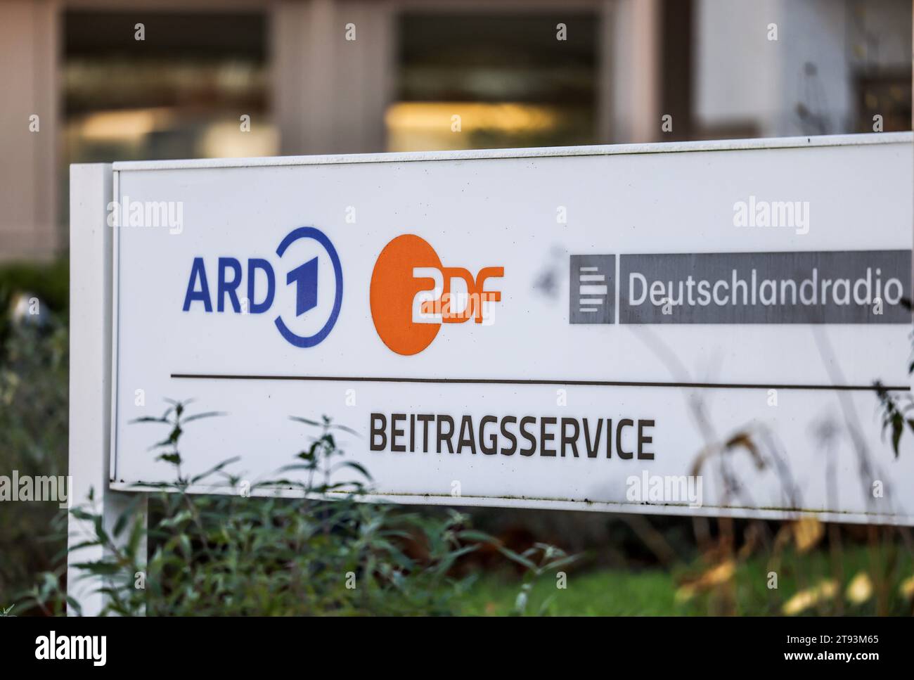 Köln, Deutschland. November 2023. ARD, ZDF und Deutschlandradio-Beitragsdienst in Köln. Nach Berechnungen von Finanzexperten sollte die Sendegebühr von 18,36 Euro pro Monat auf 18,94 Euro ab 2025 steigen. Dies geht aus einem Entwurf des Sachverständigenausschusses KEF hervor - die kommission beabsichtigt, Anfang 2024 eine endgültige Empfehlung an die bundesländer zu richten. Quelle: Oliver Berg/dpa/Alamy Live News Stockfoto