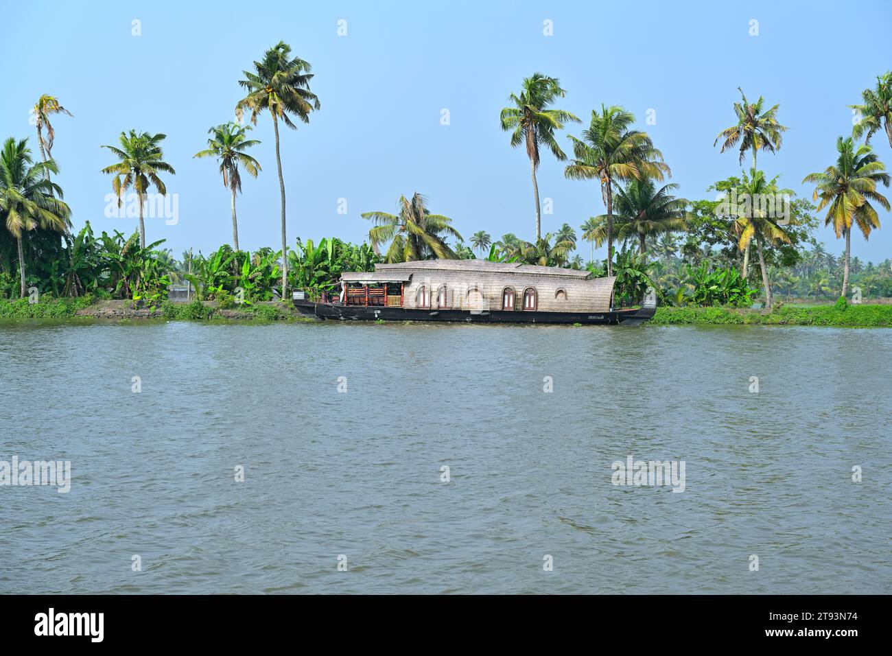 Leeres Hausboot hat am Ufer des Vembanad-Sees angedockt Stockfoto