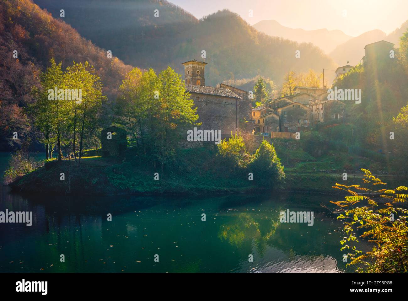 Isola Santa mittelalterliches Dorf, See und Alpi Apuane Berge im Herbstlaub. Garfagnana, Toskana, Italien, Europa Stockfoto